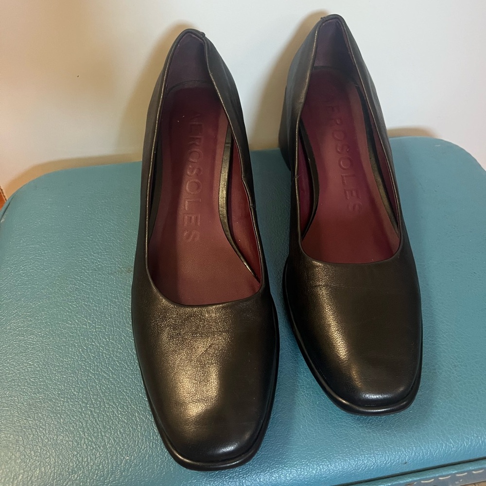 AEROSOLES Alae Mid Heel Pump in Black Genuine Leather